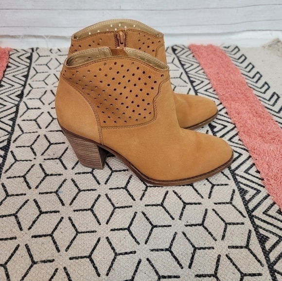 LUCKY BRAND ELLER CAMEL TAN HEELED BOOTIES, SZ 7.5 - Picture 3 of 12